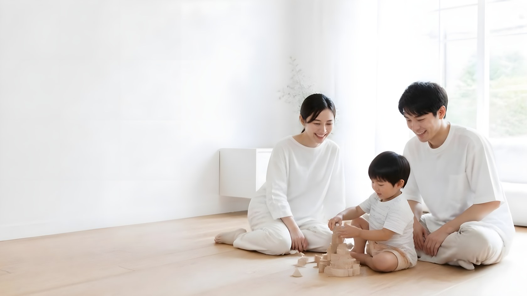 白い部屋で積み木をして遊ぶ家族