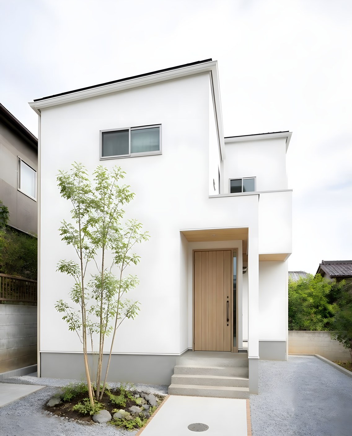 白い外壁の二階建ての家